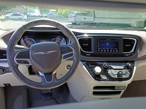 Used 2020 Chrysler Pacifica Touring-L w/ Tire & Wheel Group FWD image 11