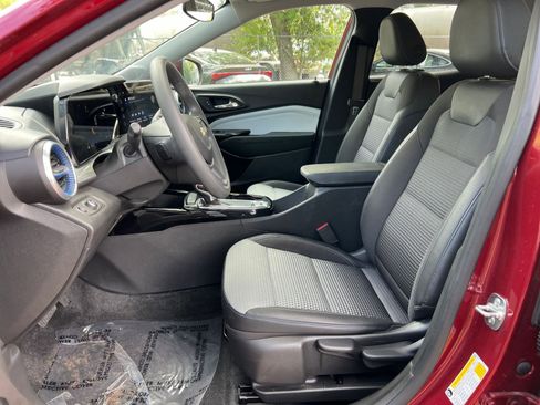 Used 2025 Chevrolet Trax LT image 24