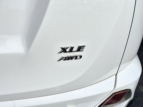 Used 2018 Toyota RAV4 XLE w/ Plus Extra Value Package AWD/4WD image 29