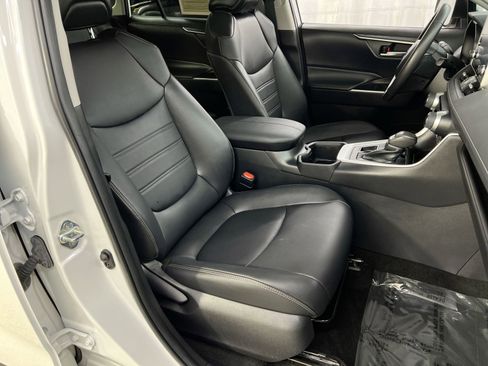 Used 2022 Toyota RAV4 XLE Premium image 32