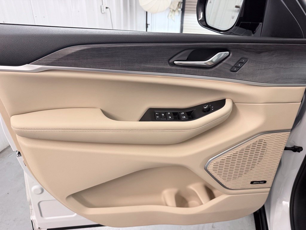 Used 2025 Jeep Grand Cherokee L Limited w/ Luxury Tech Group II RWD image 13