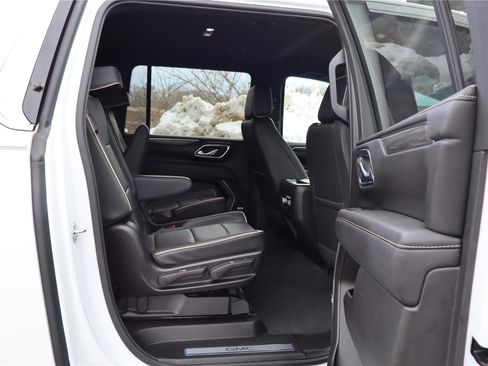 Used 2023 GMC Yukon XL SLT image 33