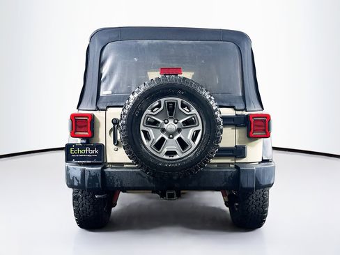 Used 2018 Jeep Wrangler Unlimited Rubicon w/ Connectivity Group image 7