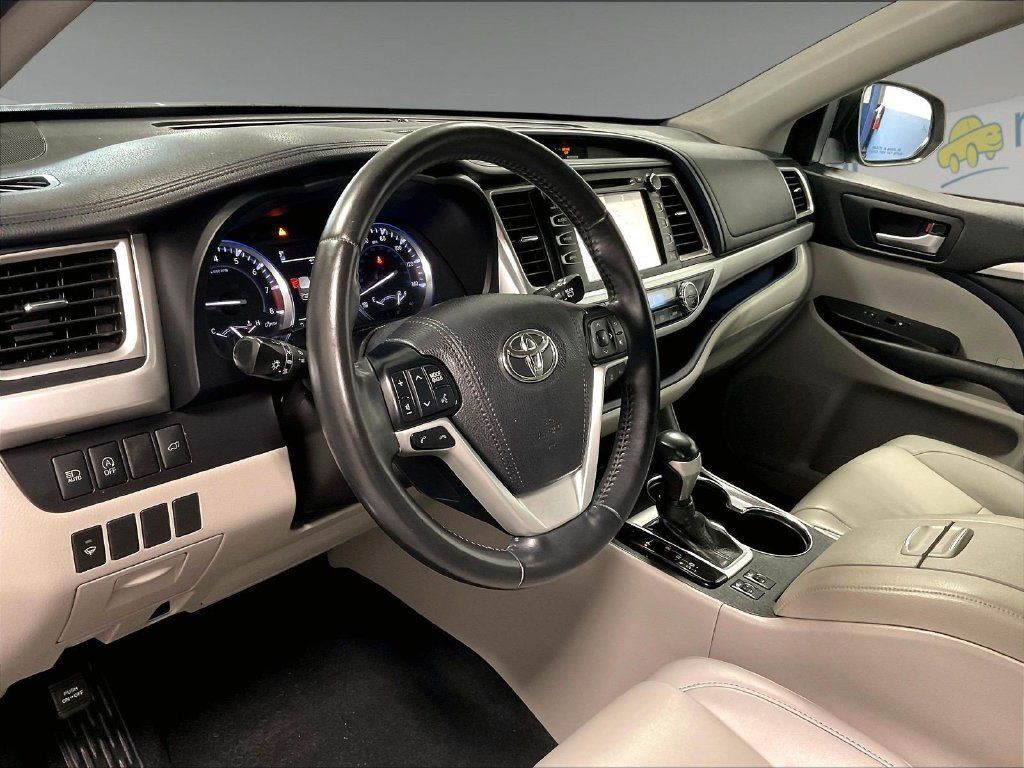 Used 2019 Toyota Highlander XLE AWD/4WD image 8