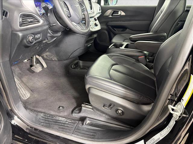 Used 2025 Chrysler Pacifica Select FWD image 9