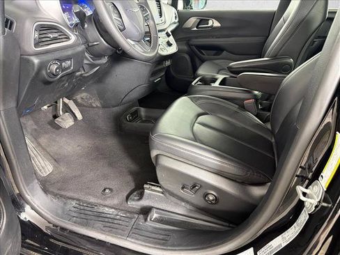 Used 2025 Chrysler Pacifica Select FWD image 9