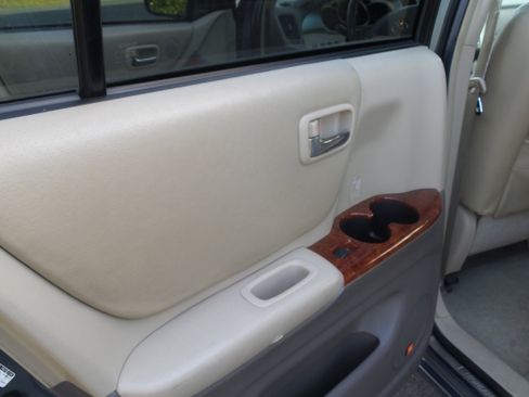 Used 2005 Toyota Highlander 4WD V6 w/ 3rd Row image 20