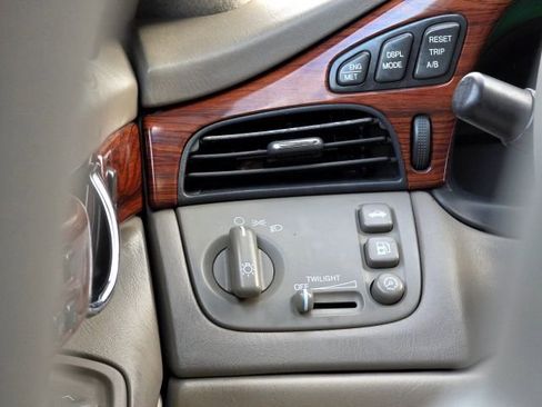 Used 2002 Cadillac De Ville w/ Comfort/Convenience Pkg image 16