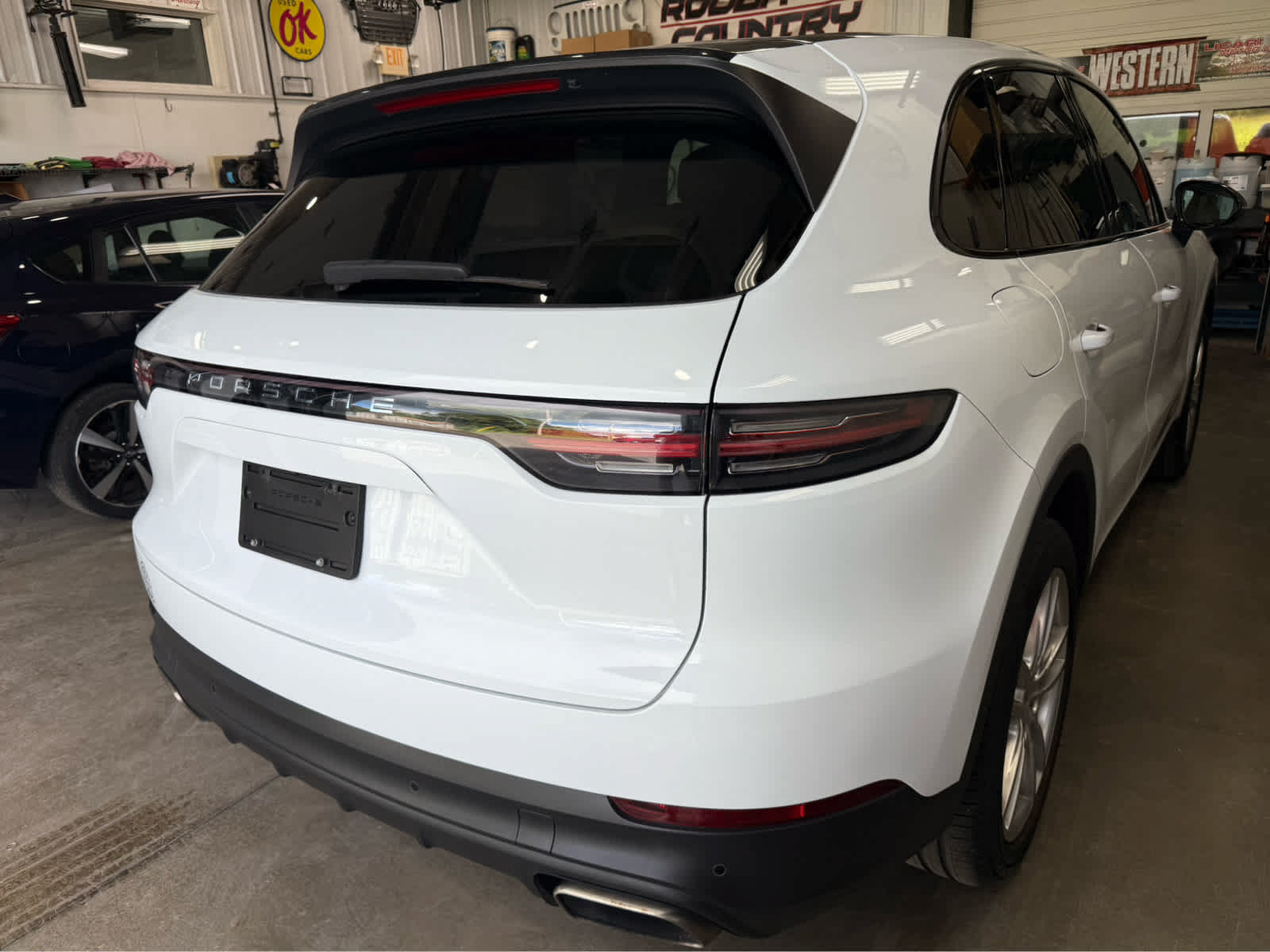 Used 2023 Porsche Cayenne Platinum Edition AWD/4WD image 5