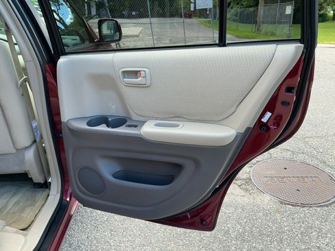 Used 2005 Toyota Highlander 4WD V6 w/ Appearance Pkg image 28