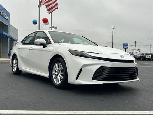 Used 2025 Toyota Camry LE image 3