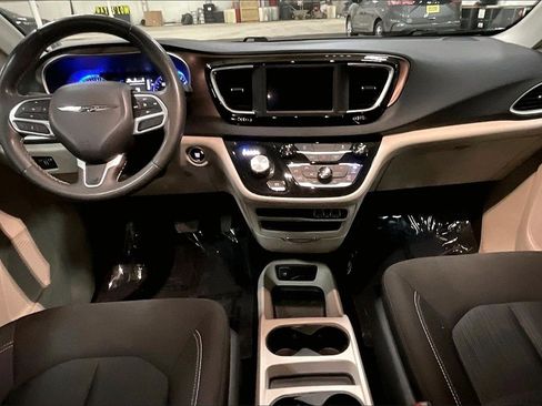 Used 2024 Chrysler Voyager LX image 14