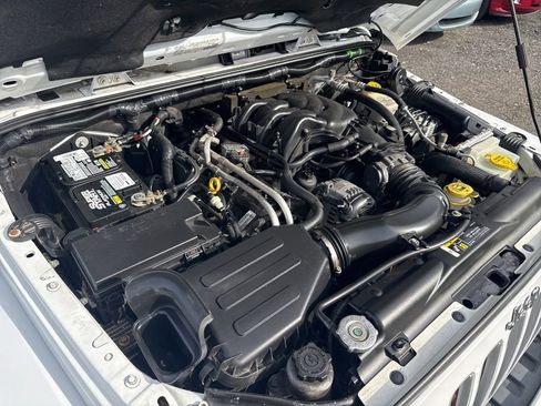 Used 2017 Jeep Wrangler Unlimited Sahara w/ Connectivity Group image 39