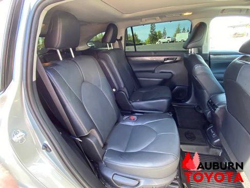 Used 2022 Toyota Highlander Platinum AWD/4WD image 22
