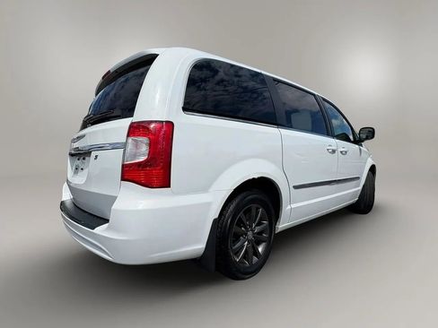 Used 2015 Chrysler Town & Country S FWD image 7