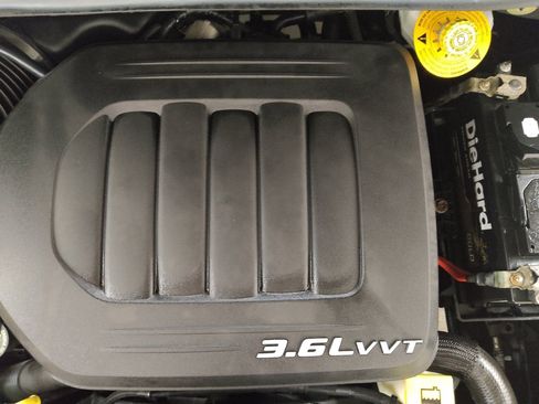 Used 2016 Chrysler Town & Country Touring image 30