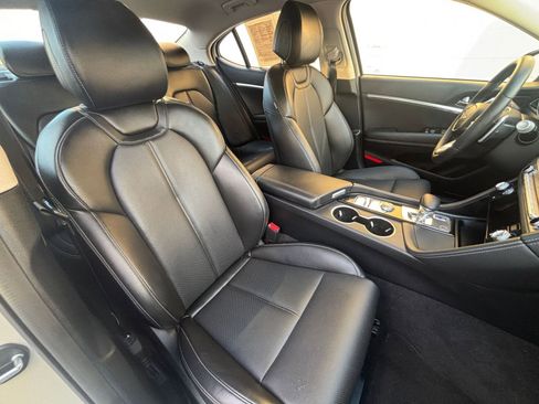 Used 2025 Genesis G70 2.5T image 36