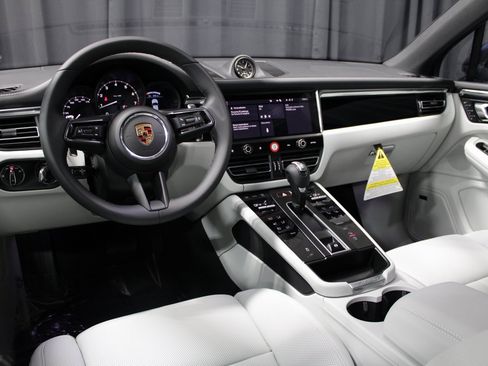 New 2026 Porsche Macan image 4