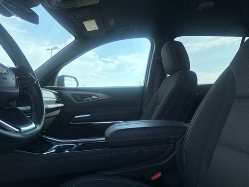 Used 2025 Chevrolet Traverse LT image 41