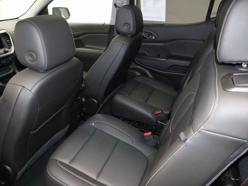 Used 2023 GMC Acadia SLT w/ Preferred Package image 21