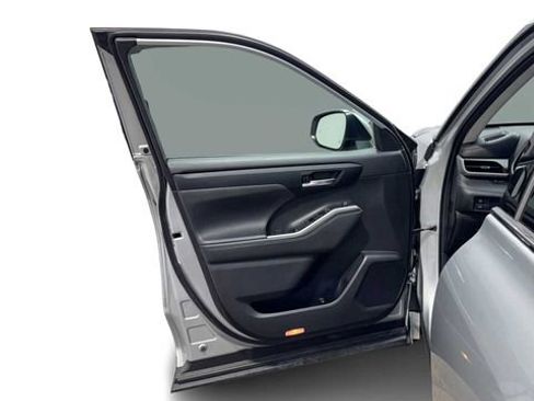 Used 2020 Toyota Highlander XLE image 10