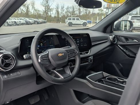 Used 2025 Chevrolet Equinox LT w/ Safety and Technology Package FWD image 18