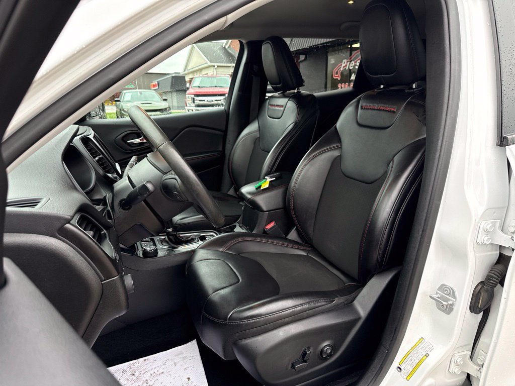 Used 2019 Jeep Cherokee Trailhawk w/ Cold Weather Group AWD/4WD image 2
