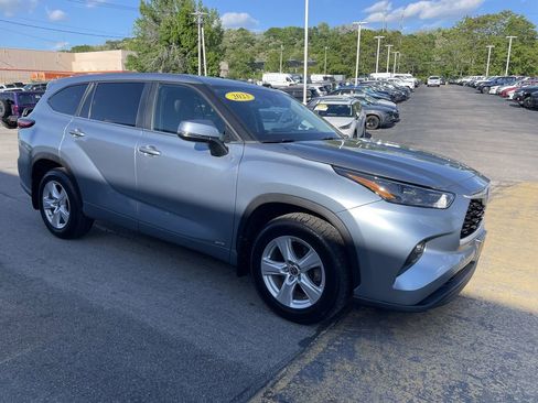 Used 2023 Toyota Highlander LE AWD/4WD image 6