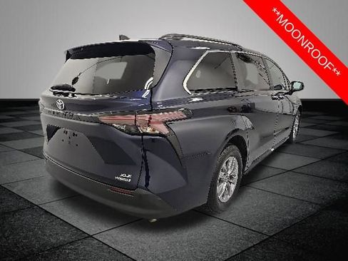 Used 2024 Toyota Sienna XLE FWD image 6