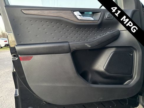 Used 2020 Ford Escape Titanium image 10