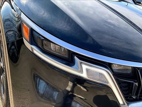 Used 2022 Kia Carnival EX image 29