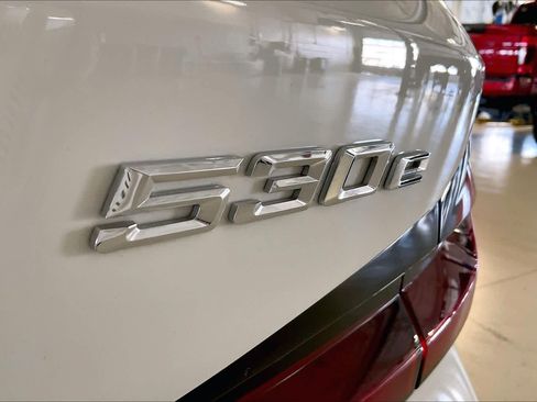 Used 2023 BMW 530e w/ M Sport Package RWD image 9