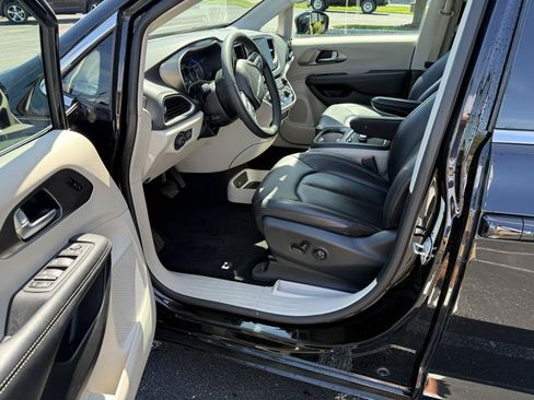 Used 2024 Chrysler Pacifica Touring-L FWD image 8