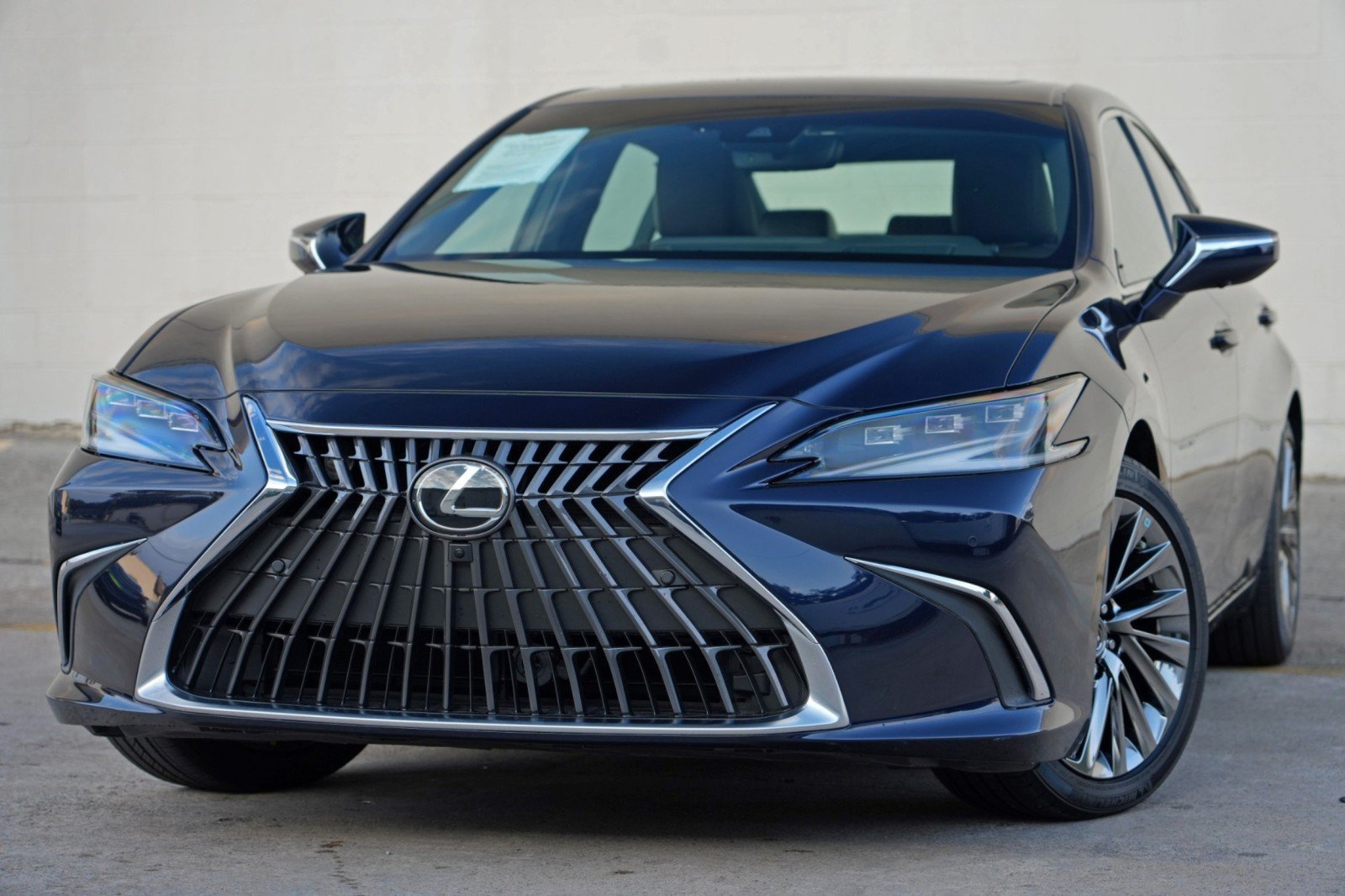 Used 2024 Lexus ES 300h Ultra Luxury w/ Accessory Package (Z2) FWD image 3