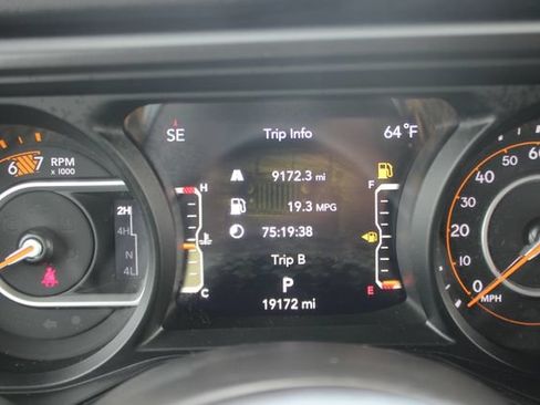 Used 2024 Jeep Wrangler Unlimited Sahara w/ Technology Group AWD/4WD image 17