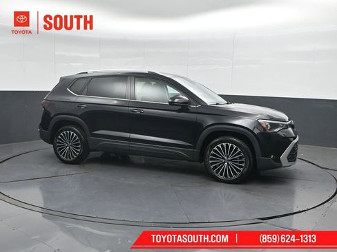 Used 2025 Volkswagen Taos SE FWD image 1