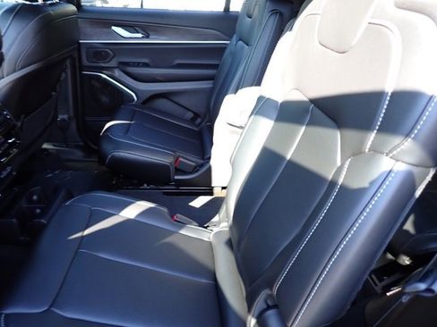 New 2025 Jeep Grand Cherokee L Limited image 12