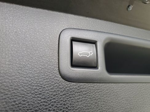 Used 2023 Toyota Highlander LE FWD image 10