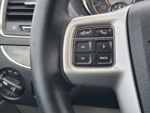 Used 2014 Chrysler Town & Country Touring FWD image 27