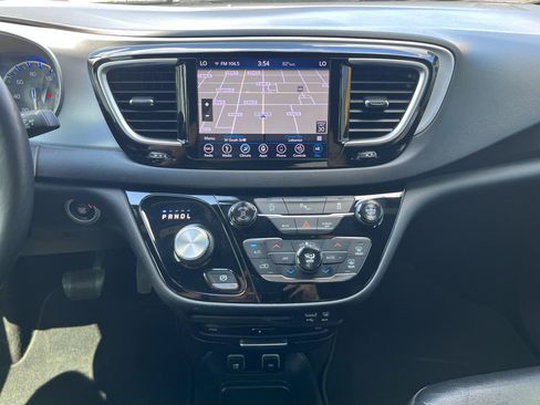 Used 2018 Chrysler Pacifica Touring-L Plus FWD image 37