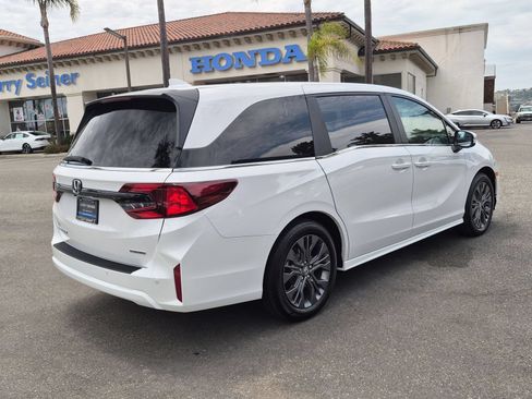 New 2026 Honda Odyssey Touring image 11