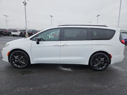 New 2026 Chrysler Pacifica Select w/ S Appearance Package