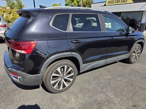 Used 2022 Volkswagen Taos SE FWD image 3