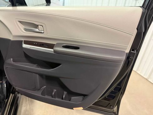 Used 2023 Toyota Sienna XLE AWD/4WD image 28