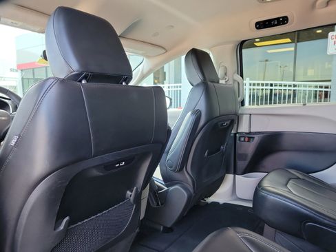 Used 2024 Chrysler Pacifica Touring-L image 13