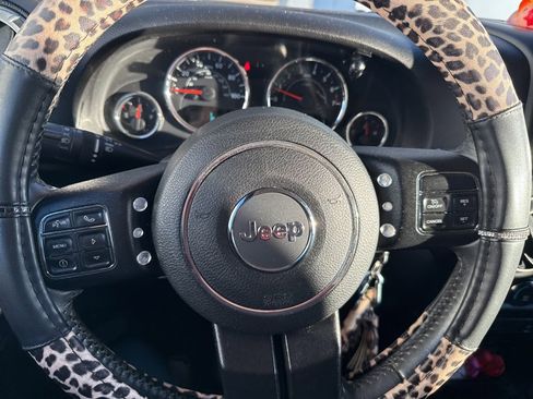 Used 2017 Jeep Wrangler Unlimited Sahara w/ Connectivity Group image 5