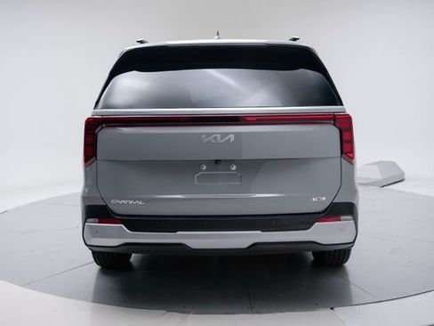 Used 2025 Kia Carnival EX FWD image 14