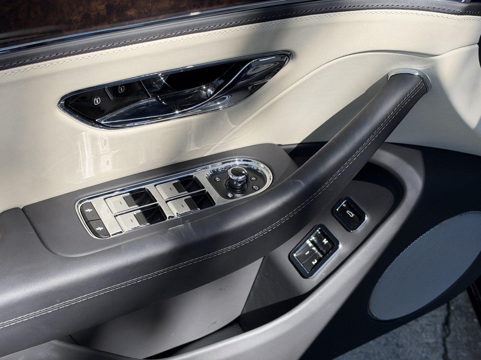 Certified 2023 Bentley Flying Spur V8 AWD/4WD image 14