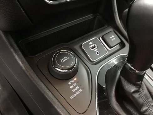 Used 2019 Jeep Cherokee Latitude Plus AWD/4WD image 24