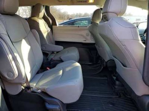 Used 2025 Toyota Sienna XLE w/ XLE Plus Package AWD/4WD image 9